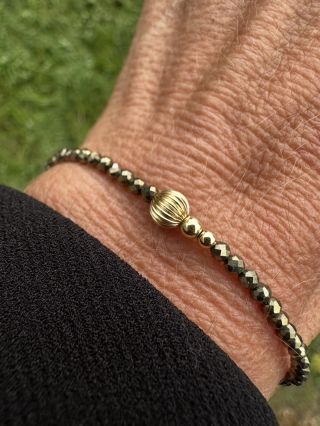 Pyrit s velkou zdobenou kuličkou plněnou zlatem … na podzim wooooow … ➡️ najdeš na eshopu