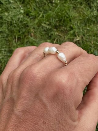 Poslední novinkou tohoto týdne je tento prstýnek “irregular” z říčních perel a kuliček plněných zlatem. Perly jsou velké...