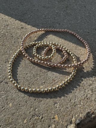 Náramek na gumičce - to je velké téma a hodně často i Vaše přání. A jak zní moje odpověď? Nedělám to ráda, šňůrka vydrží...