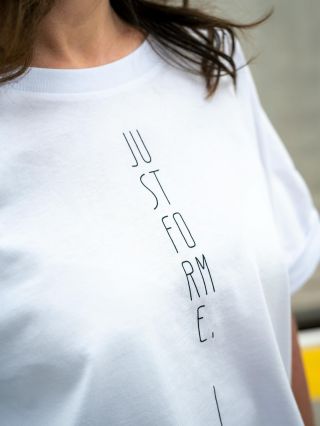 Hledáš dárek pro kámošku, která má v diáři čas pro všechny – jen ne pro sebe? Co jí pořídit tričko JUST FOR ME = oficiální...