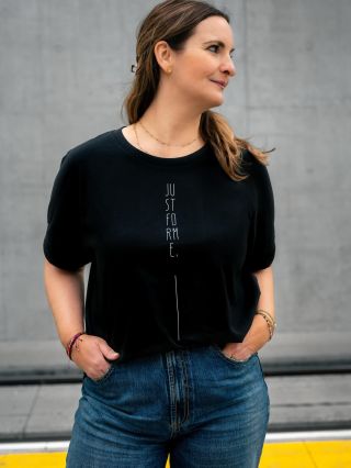 Na eshopu máme ještě posledních pár kousků trika JUST FOR ME v černo/zlaté variantě ve velikosti XS …. tak neváhejte 😊