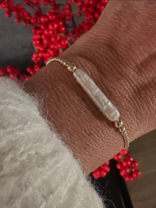 Na @mintmarket.cz do Plzně (a nejen tam) jsme připravili NOVINKU 🌟🌟🌟… Náramek z kuliček plněných zlatem s nádhernou...