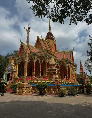 Při našem putování po jižním Vietnamu jsme náhodně navštívili necelý rok starý budhistický chrám. A protože běloši jsou v...